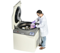 Cài đặt rotor xoay lớn cho máy ly tâm đứng sàn CL8R